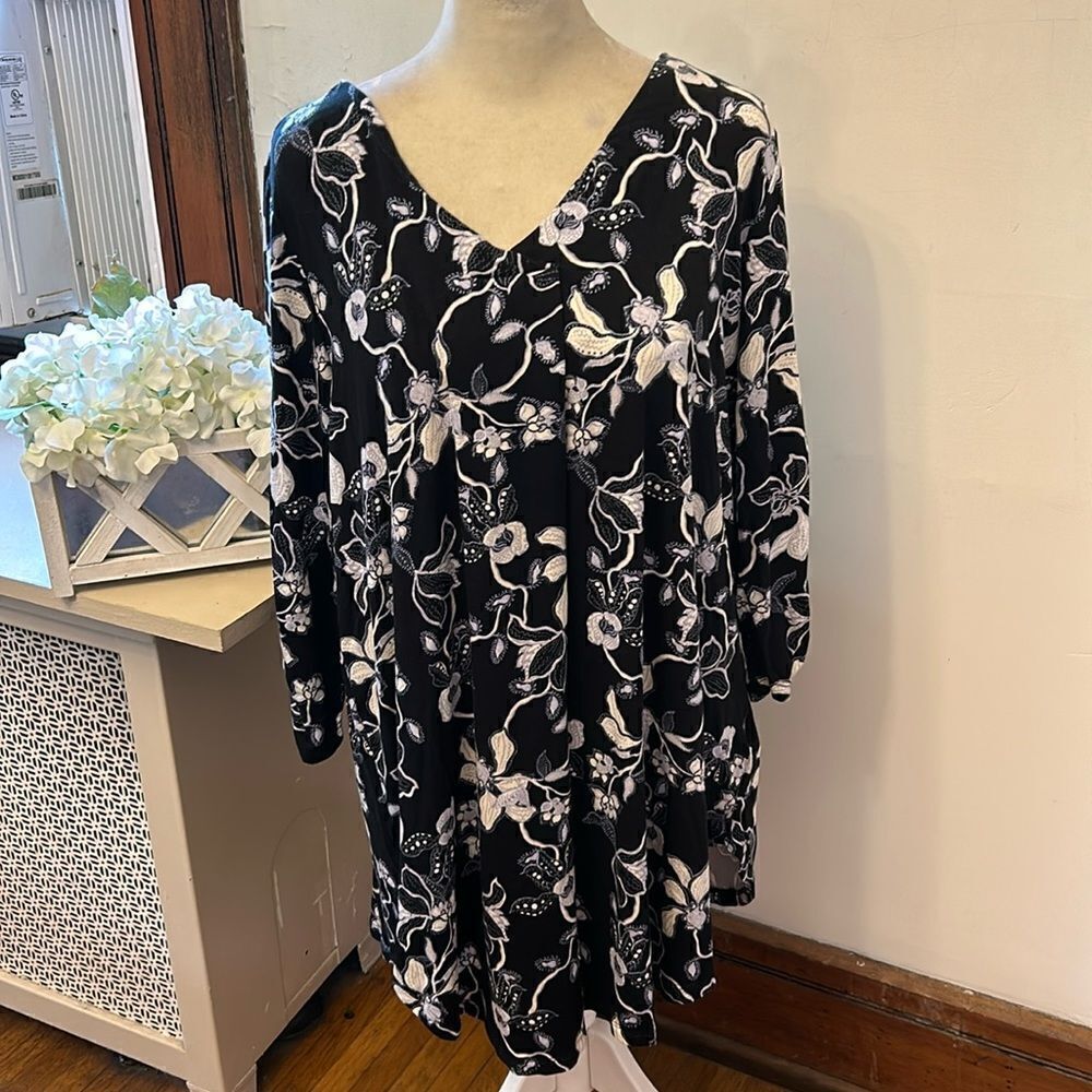 ellos  navy blue white V neck floral tunic Size M EUC